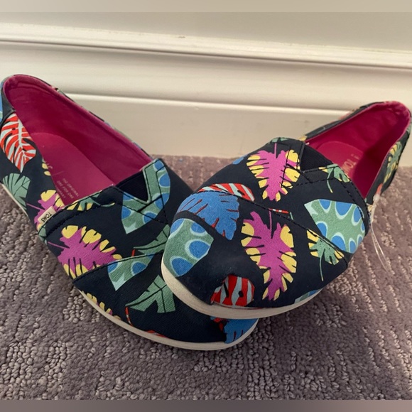 Women’s Toms size 7 - Picture 1 of 2